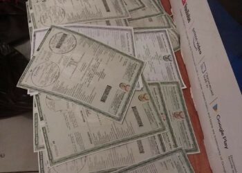 AMAPOLISA ASEPITOLI AKHANGELA UMGUVELA OBHALISA IZITHUTHI EZIBIWEYO