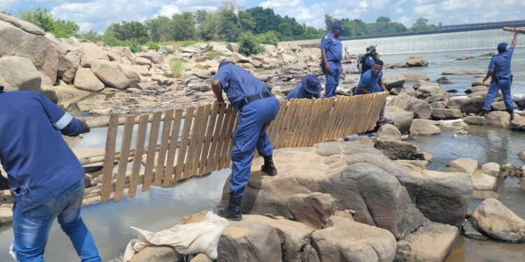 AMAPOLISA AQHUBE UGQOGQO KUMDA WELI ELIMPOMPO