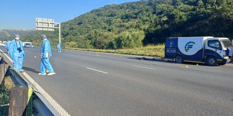 Ipolisa lisinde kuthotho lweembumbulu emva kophango lwesithuthi semali eThekwini.