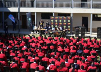 Okhetshe balumnkisa ulutsha ngeziganeko zokuthutyeleziswa kwabantu.