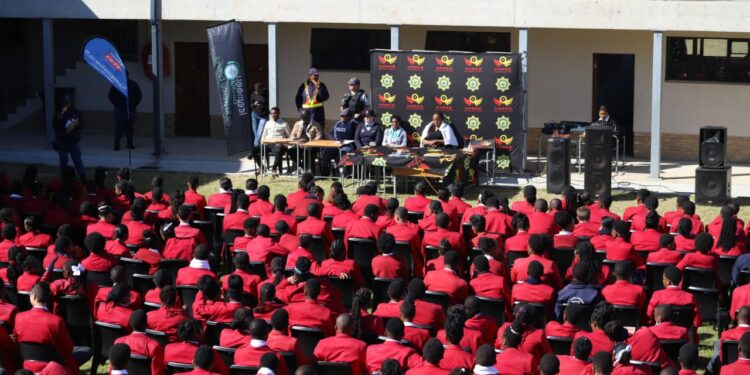 Okhetshe balumnkisa ulutsha ngeziganeko zokuthutyeleziswa kwabantu.