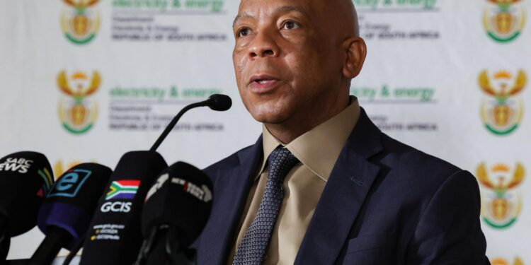 UMphathiswa wombane uqinisekisa ukuba uEskom uqhuba kakuhle ekupheliseni ingxaki yokucima kombane