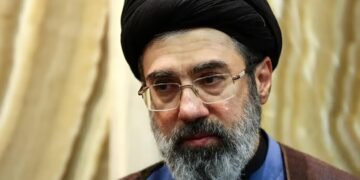 UNyana uxhuzula imikhala emva kokubulawa kukaYise e-Iran.